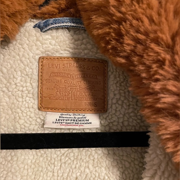 Levi’s Premium Oversized Sherpa Jacket - Picture 2 of 5